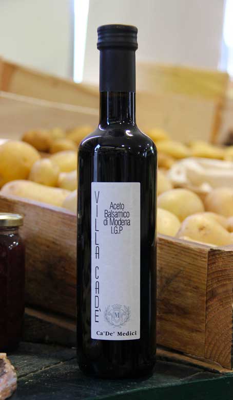 Vinaigre aux noix de la Drôme. Vinaigre de vin blanc en